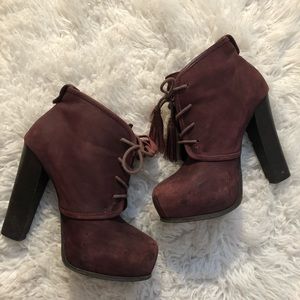 STEVE MADDEN 4 INCH PLATFORM BOOT IN SIZE 6